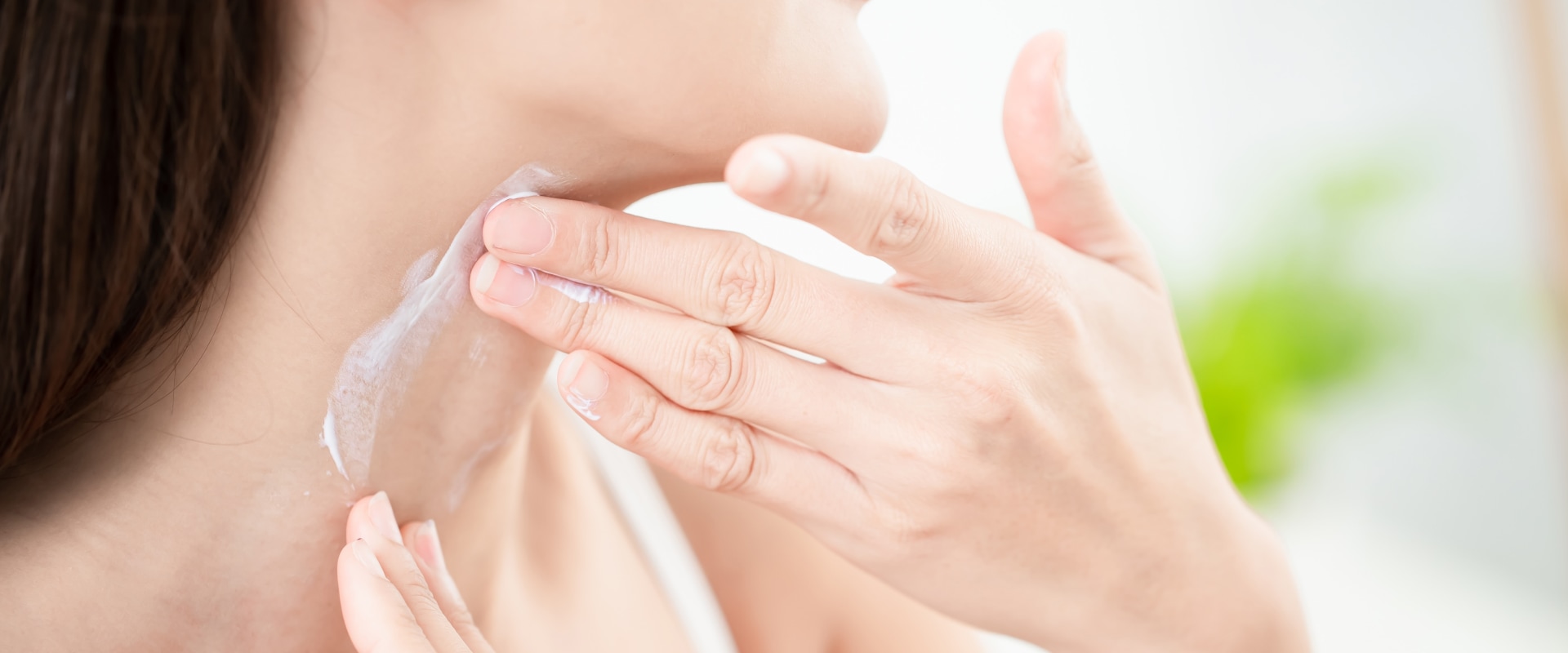 Tutto ciò che devi sapere sull'uso di un siero antirughe su viso e collo